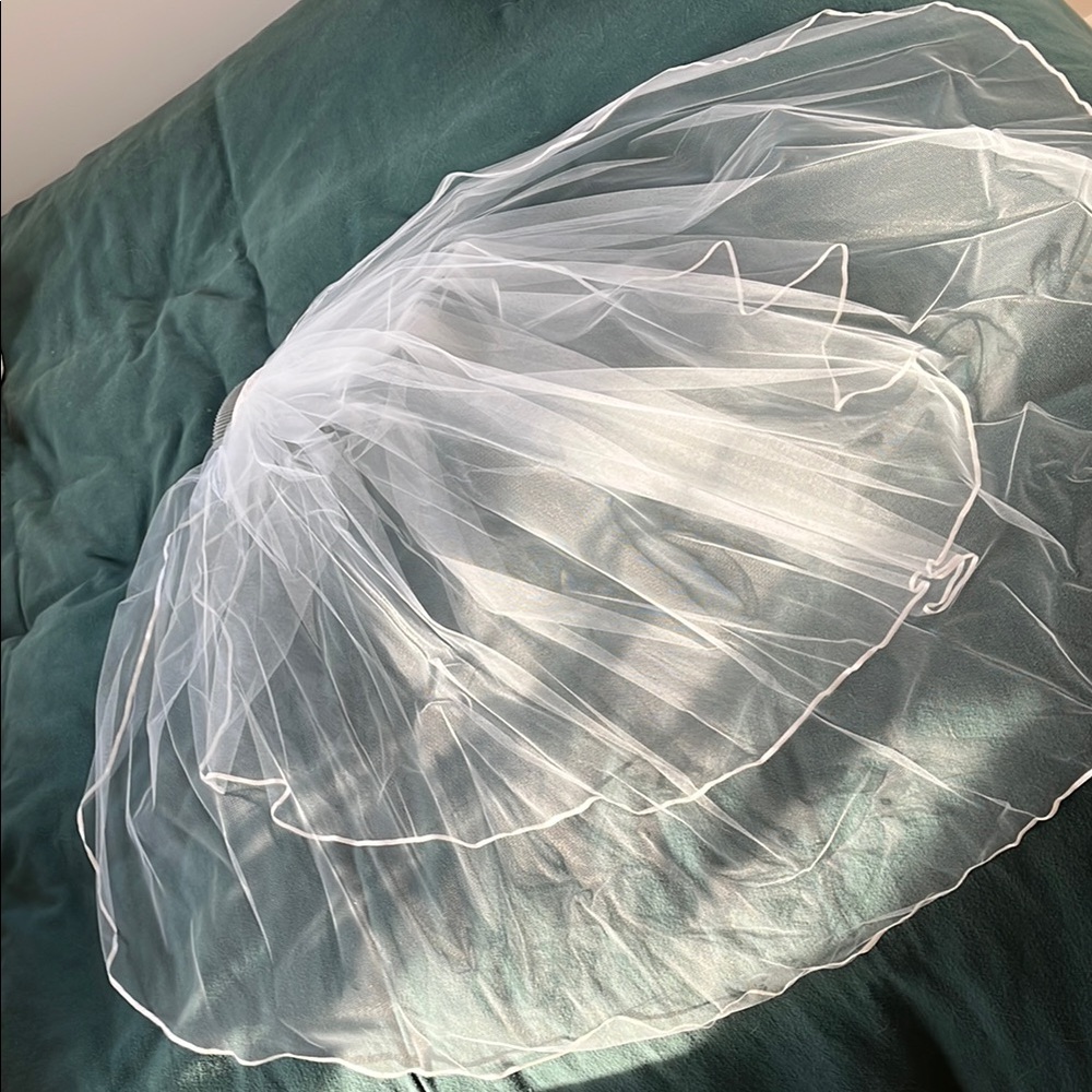 Elegant White Bridal Veil & Bride Hat bundle
